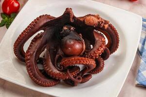 hervido delicioso pulpo en el cuenco foto