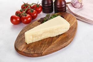 pedazo italiano difícil parmesano queso foto