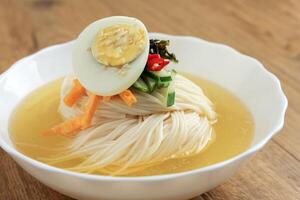 coreano frío fideos sopa o naengmyeon foto