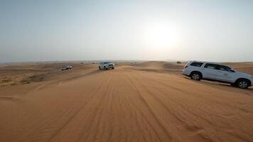 dubai, uae, 2023 - carros dirigindo fora dentro a quente deserto video