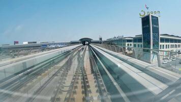 dubai, uae, 2020 - pov Formato uma trem comovente baixa a cidade video