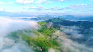 aéreo Visão do alguns nuvens sobre uma Vila natureza 4k vídeo video