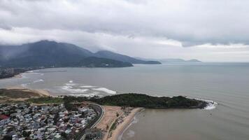 da nang aéreo, nublado litoral montanhas video