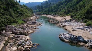 parfait rivière écoulement par le robuste terrain de le annamite intervalle dans vietnam, mettant en valeur le Naturel beauté et tranquillité de le sud-est asiatique paysage video