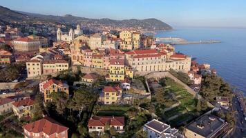 cittadina di porto maurizio nel il Provincia di imperia su il ligure costa video