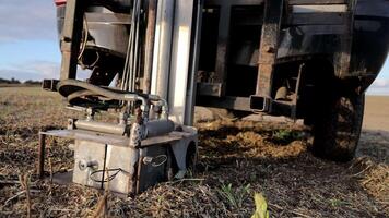 automatico suolo campionamento. agricoltura e collezione di suolo campioni lungo il perimetro di il campo video