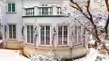 une magnifique grand maison avec une charmant Cour dans le hiver video