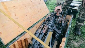 guerre ukraine russie. fourniture d'armes. armes dans des boîtes. video