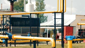 gas produktion station. rör och kommunikation av gas produktion och pumpning. video