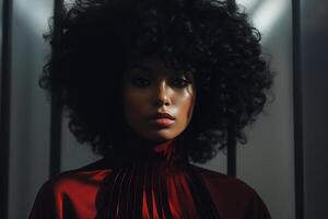 ai generado elegante Moda africano americano mujer belleza retrato. revista estilo grave mujer con afro peinado en rojo vestir mirando a cámara foto