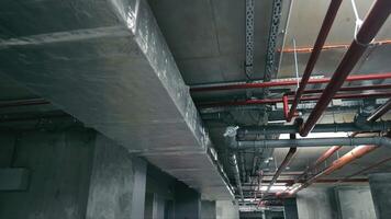 ventilación conductos y eléctrico redes y aguas residuales redes en el sótano. casa comunicaciones video