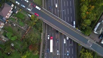 aéreo cenas do britânico estrada e tráfego, Inglaterra Reino Unido video
