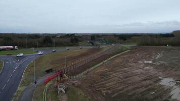 aereo metraggio di Britannico autostrade con traffico durante nuvoloso e piovoso sera a arlesey cittadina di Inghilterra UK. feb 28, 2024 video