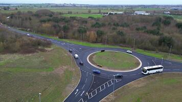 aéreo cenas do britânico rodovias com tráfego durante nublado e chuvoso tarde às Arlesey Cidade do Inglaterra Reino Unido. fevereiro 28, 2024 video