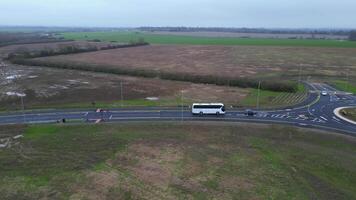 antenn antal fot av brittiskt motorvägar med trafik under molnig och regnig kväll på arlesey stad av England Storbritannien. feb 28:e, 2024 video