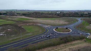 antenn antal fot av brittiskt motorvägar med trafik under molnig och regnig kväll på arlesey stad av England Storbritannien. feb 28:e, 2024 video