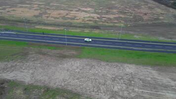 Antenne Aufnahmen von britisch Autobahnen mit der Verkehr während wolkig und regnerisch Abend beim Arlesey Stadt, Dorf von England Vereinigtes Königreich. feb 28., 2024 video