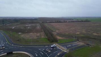 Antenne Aufnahmen von britisch Autobahnen mit der Verkehr während wolkig und regnerisch Abend beim Arlesey Stadt, Dorf von England Vereinigtes Königreich. feb 28., 2024 video