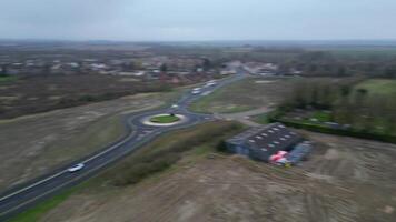 aéreo imágenes de británico carreteras con tráfico durante nublado y lluvioso noche a arlesy pueblo de Inglaterra Reino Unido. feb 28, 2024 video