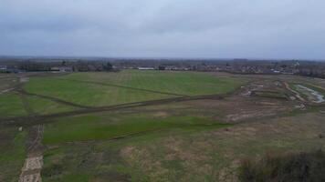 aéreo cenas do britânico rodovias com tráfego durante nublado e chuvoso tarde às Arlesey Cidade do Inglaterra Reino Unido. fevereiro 28, 2024 video