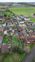 hoch Winkel Aussicht von Arseley Stadt, Dorf von England Vereinigtes Königreich. das Vertikale und Porträt Stil Aufnahmen war gefangen während wolkig und regnerisch Tag von feb 28., 2024 video