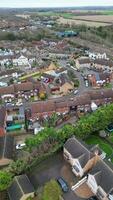 hoch Winkel Aussicht von Arseley Stadt, Dorf von England Vereinigtes Königreich. das Vertikale und Porträt Stil Aufnahmen war gefangen während wolkig und regnerisch Tag von feb 28., 2024 video