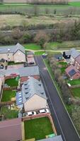 Alto ângulo Visão do Arseley Cidade do Inglaterra Reino Unido. a vertical e retrato estilo cenas estava capturado durante nublado e chuvoso dia do fevereiro 28, 2024 video