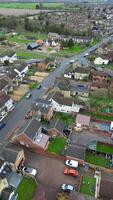 hoch Winkel Aussicht von Arseley Stadt, Dorf von England Vereinigtes Königreich. das Vertikale und Porträt Stil Aufnahmen war gefangen während wolkig und regnerisch Tag von feb 28., 2024 video