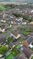 alto ángulo ver de arseley pueblo de Inglaterra Reino Unido. el vertical y retrato estilo imágenes estaba capturado durante nublado y lluvioso día de feb 28, 2024 video