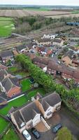 alto ángulo ver de arseley pueblo de Inglaterra Reino Unido. el vertical y retrato estilo imágenes estaba capturado durante nublado y lluvioso día de feb 28, 2024 video