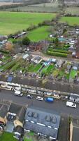 hoch Winkel Aussicht von Arseley Stadt, Dorf von England Vereinigtes Königreich. das Vertikale und Porträt Stil Aufnahmen war gefangen während wolkig und regnerisch Tag von feb 28., 2024 video