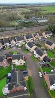 hoch Winkel Aussicht von Arseley Stadt, Dorf von England Vereinigtes Königreich. das Vertikale und Porträt Stil Aufnahmen war gefangen während wolkig und regnerisch Tag von feb 28., 2024 video