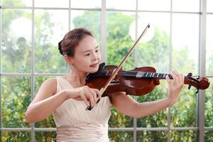 concepto de aprendizaje clásico música. asiático mujer jugando violín clásico musical instrumentos profesor enseñando estudiantes en Arte colegio foto