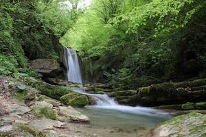 cascada en el bosque.hermoso paisaje de el cascada de tatlica erfelek distrito, sinop, en el negro mar región de pavo. largo exposición foto