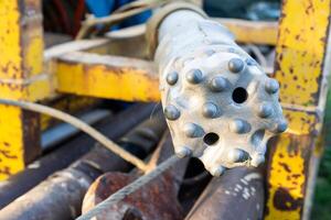 agua bien perforar tubo. industrial maquinaria, Ingenieria equipo foto