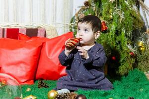 el pequeño niño jugando con Navidad decoraciones en estudio, pequeño niño con Navidad pelota foto