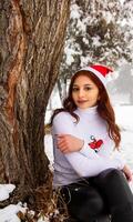 bonito joven mujer en invierno parque, rojo peludo niña en el parque en invierno foto