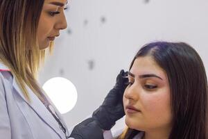 bonito joven mujer en belleza salón foto