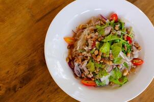 picante vaso fideos ensalada mezclado hierbas con picado Cerdo con hervido fideos en chile salsa. ñam woon sen asiático picante comida menú. Disparo desde parte superior vista. foto