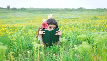 bonito joven niña en el naturaleza, niña en el parque foto