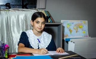 bonito estudiante estudiando en salón de clases foto