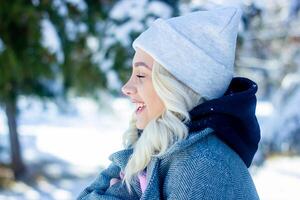 retrato de un mujer en un parque, retrato de un mujer en invierno parque, retrato de un rubia mujer, mujer en sombrero foto