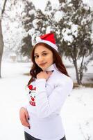 bonito niña en invierno bosque, joven mujer en invierno parque foto