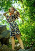 rojo peludo mujer en el parque, bonito mujer en el naturaleza foto