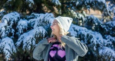 retrato de un mujer en un parque, retrato de un mujer en invierno parque, retrato de un rubia mujer, mujer en sombrero foto