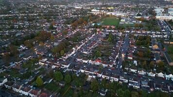Antenne Aufnahmen von beleuchtet Norden Luton Stadt, Dorf von England Vereinigtes Königreich während Nacht. nov 3., 2023 video