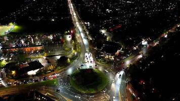 antenne beeldmateriaal van verlichte noorden luton stad- van Engeland uk gedurende nacht. nov 3e, 2023 video