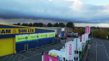 hoch Winkel Aussicht von Super Markt beim Luton Stadt Center während Sonnenuntergang. Luton, England Vereinigtes Königreich. November 3., 2023 video