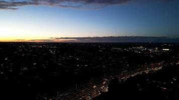 antenne beeldmateriaal van verlichte noorden luton stad- van Engeland uk gedurende nacht. nov 3e, 2023 video