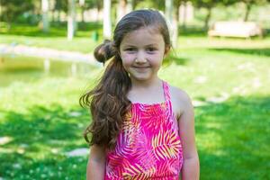 bonito pequeño niña en el naturaleza, niña en verano foto